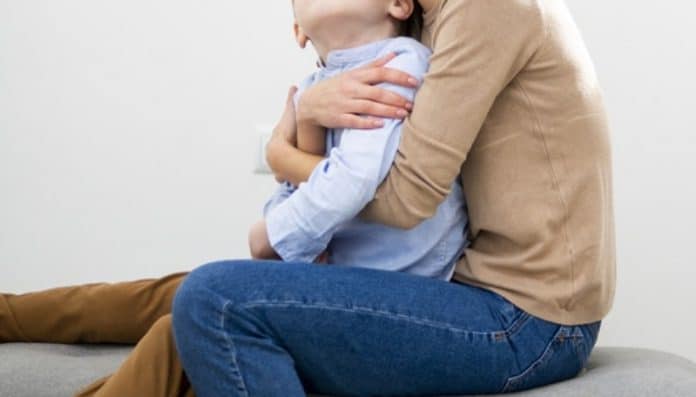 madre abbraccia figlio