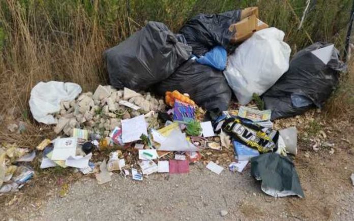 rifiuti abbandonati strada Cerisano Mendicino Fiumefreddo B.