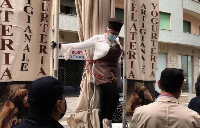Fase 2: proprietaria bar Cosenza si incatena per protesta contro sentenza Tar