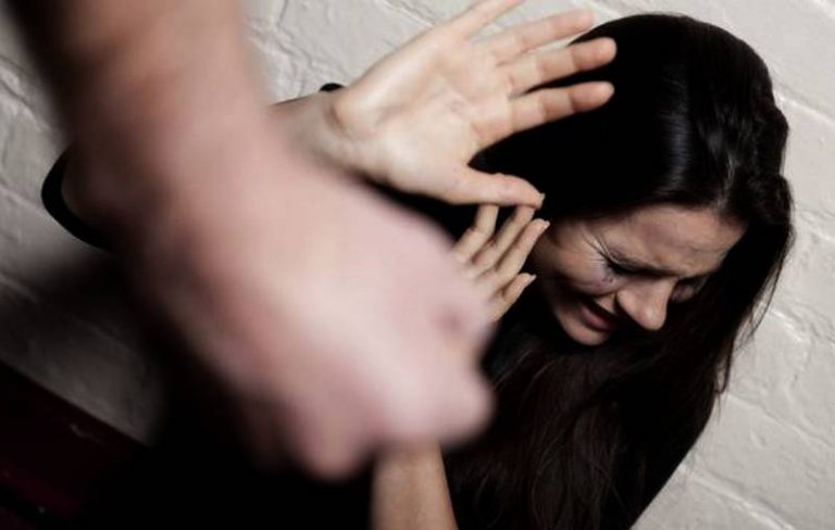 polizia arresta 49enne amantea violenza