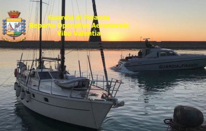 Intercettato veliero con 59 migranti