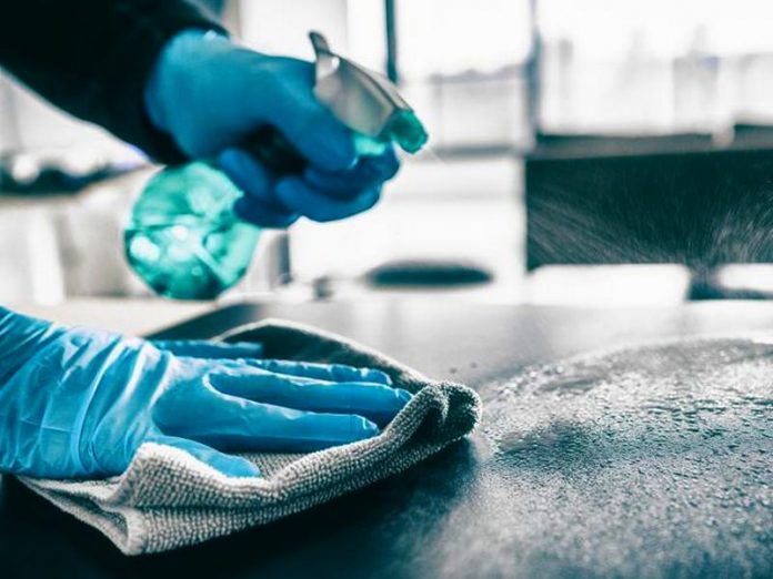 Nuovo studio sul coronavirus: 'sulle superfici rimane da 3 secondi a due minuti'