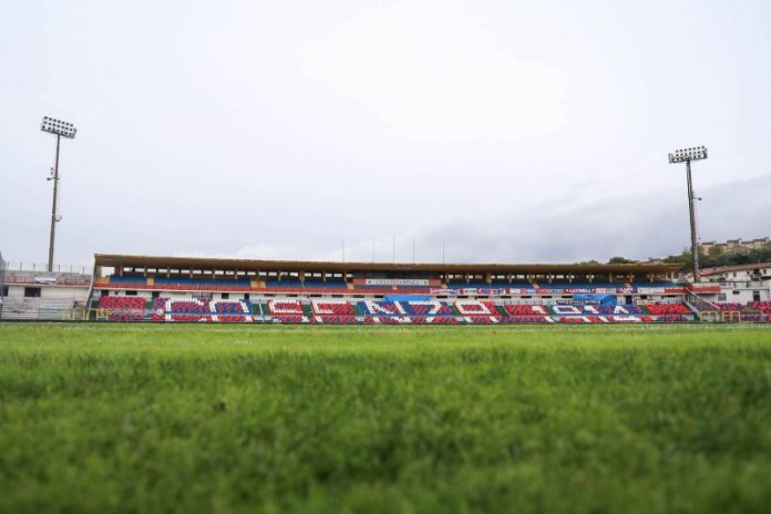 vietati assembramenti fuori lo stadio cosenza