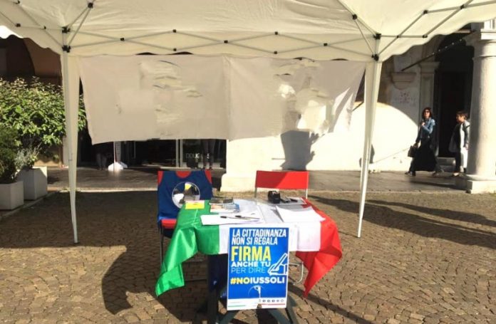 raccolta firme contro governo conte