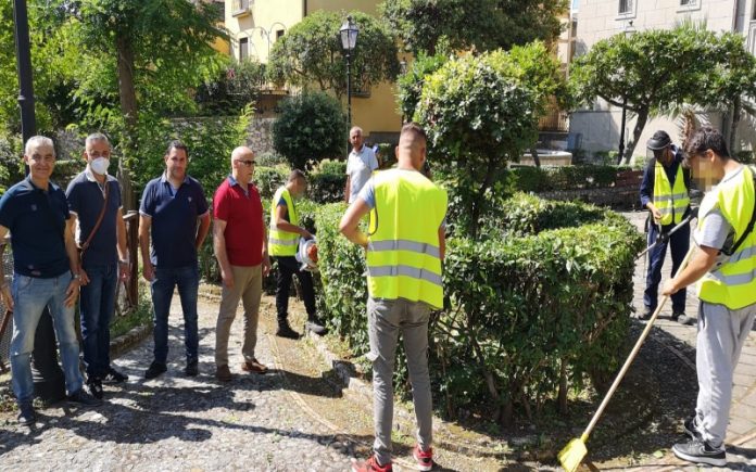 comunità per minori impegnata nel verde pubblico villa margherita