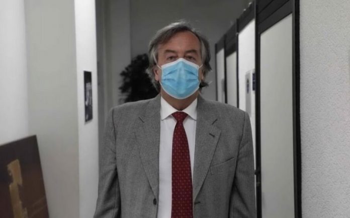 sì alle mascherine per il virologo Burioni