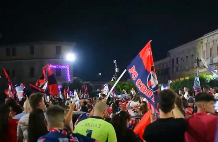 tifosi festeggiamenti crotone serie a