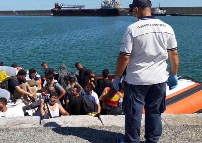 Crotone, sbarcati altri 61 migranti