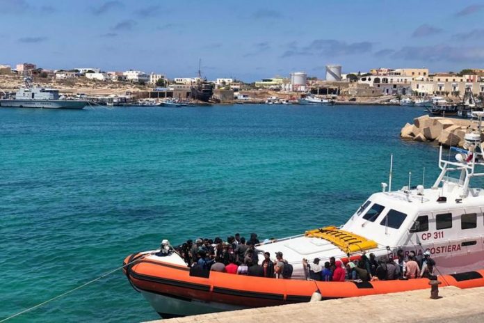 Lampedusa sbarco migranti trasferimento calabria