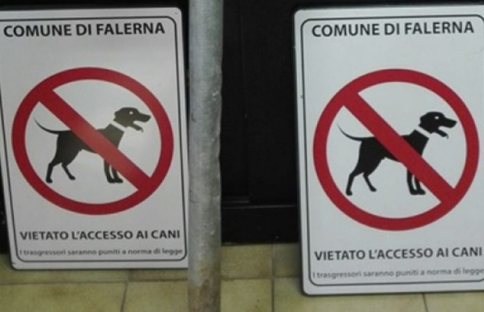 cartelli riportanti il divieto di accesso degli animali