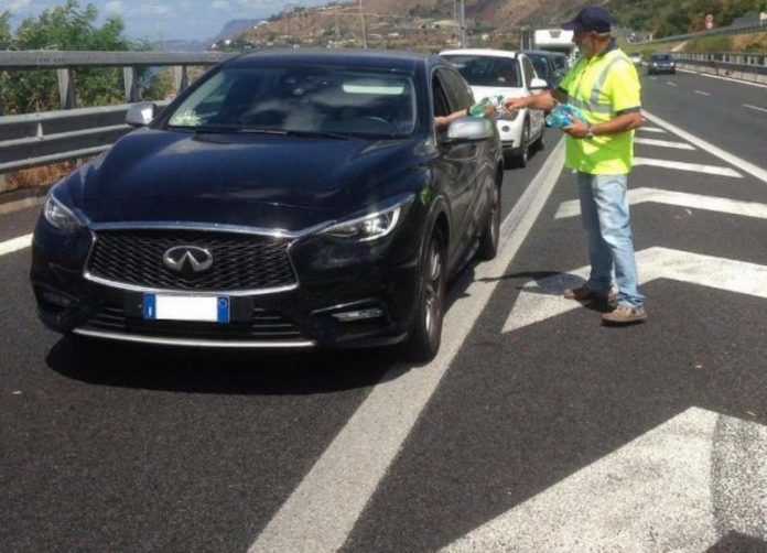 Il personale Anas e della Protezione civile sta distribuendo acqua agli automobilisti bloccati nel traffico