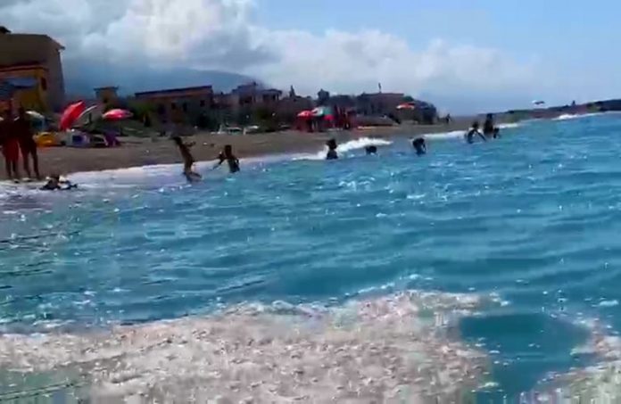 mare sporco chiazza marrone