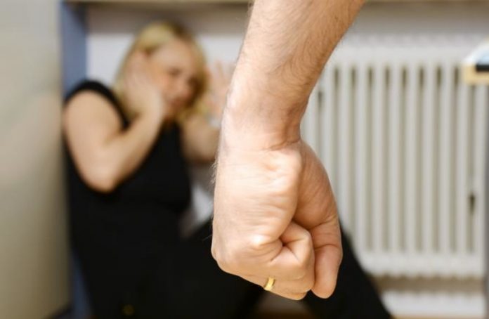 Altomonte picchia e tenta di gettare moglie dal balcone