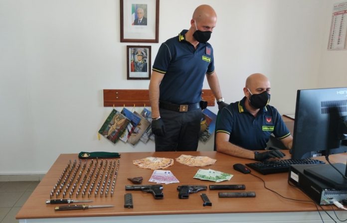 SEQUESTRO ARMI MUNIZIONI E CONTANTI. ARRESTO. TROPEA