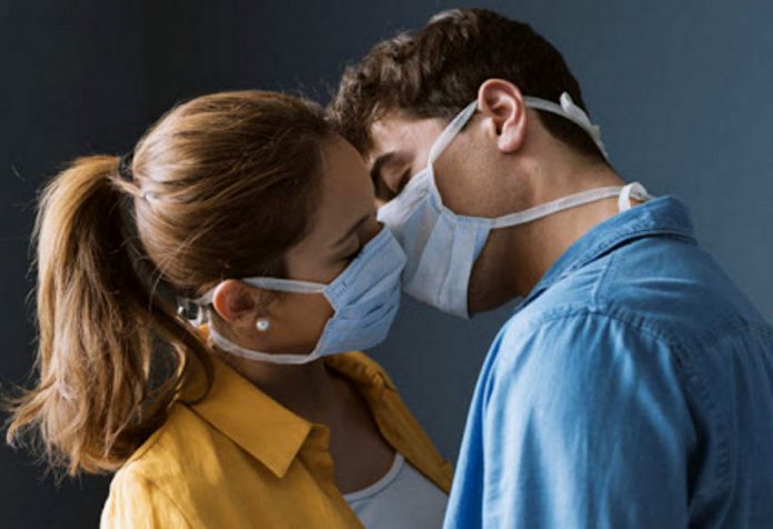 bacio sesso mascherina coronavirus