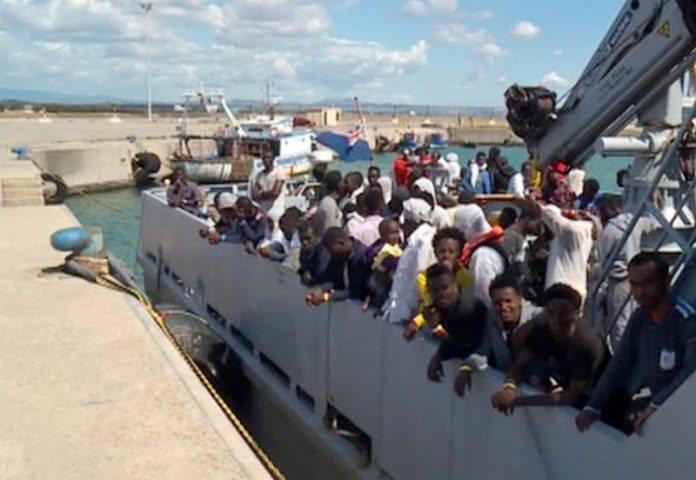migranti crotone barca a vela
