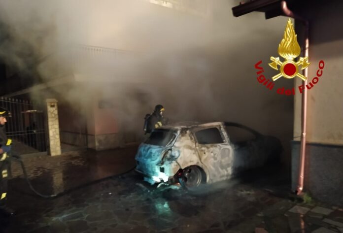 auto in fiamme lamezia terme