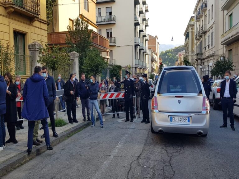 l'attesa dei funerali della Santelli
