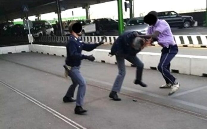 poliziotti feriti da immigrati