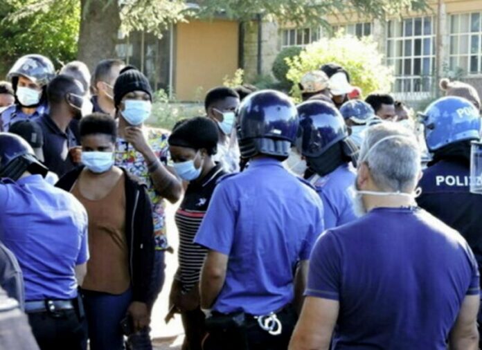 protesta migranti cas fuscaldo