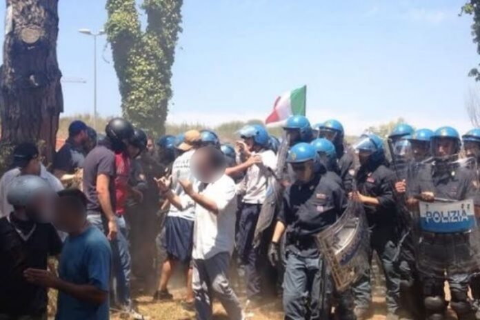 sassaiola contro poliziotti tendopoli san ferdinando
