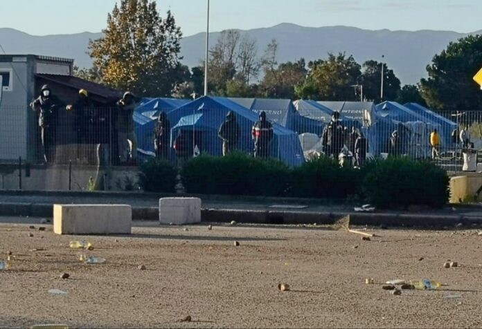 tendopoli san ferdinando sassi contro agenti