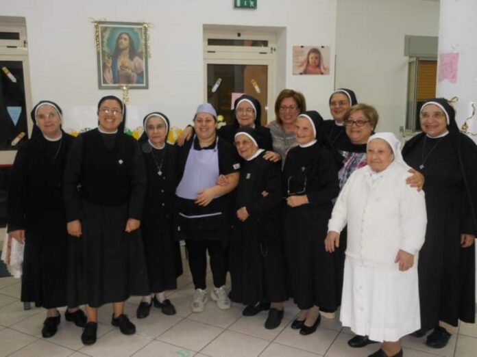 Cerisano, 11 ottobre 2015 - Foto di gruppo con amiche e consorelle - Foto di Pf Greco
