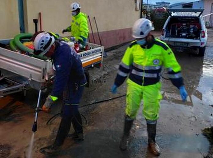Volontari Provic alluvione crotone