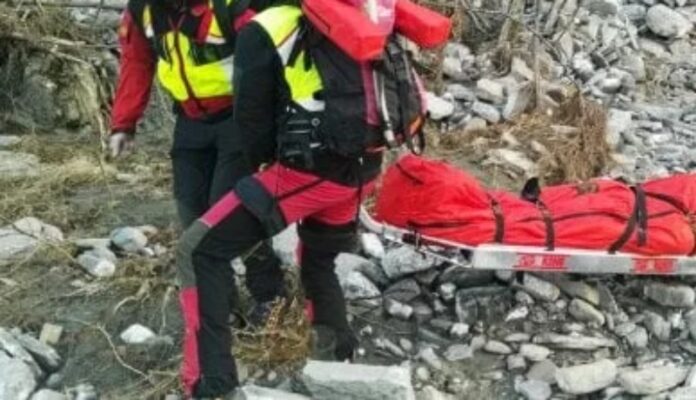 cacciatore cade in un dirupo muore