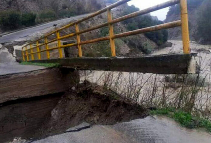 maltempo crollo ponte melissa