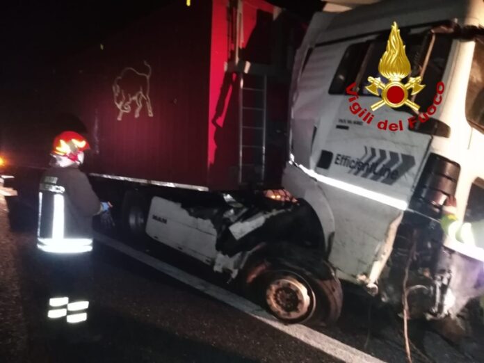 tarsia camion di traverso sulla A2