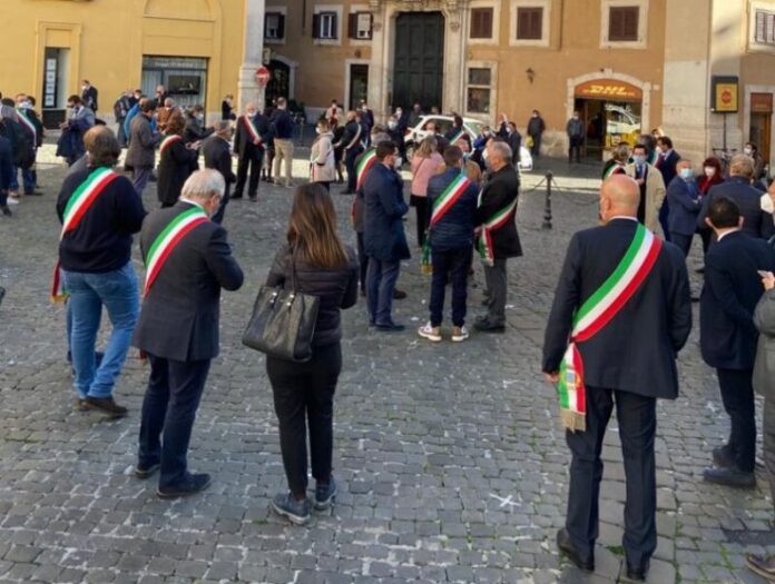 sindaci calabresi davanti montecitorio