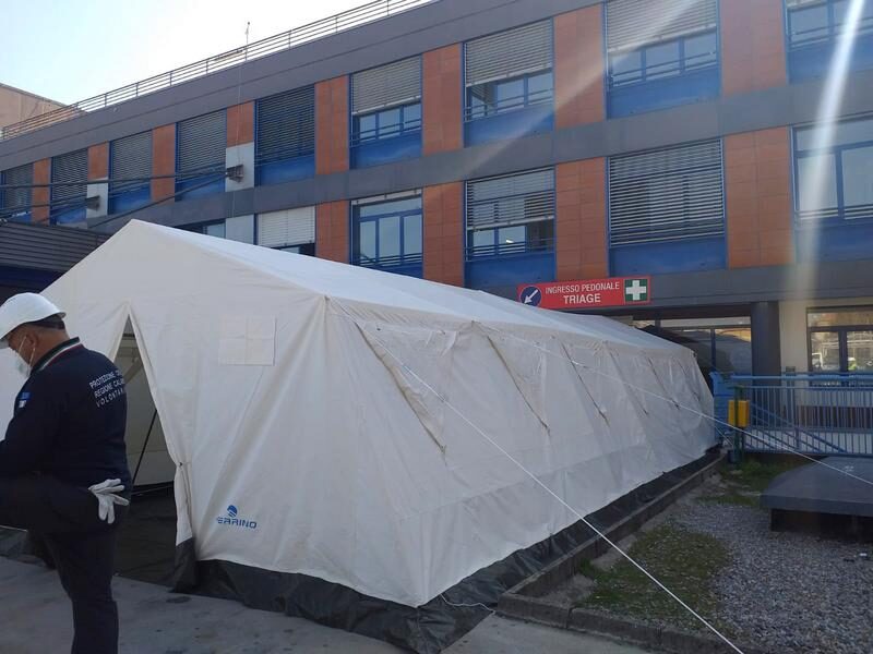 una delle tende montate dalla Protezione civile comunale davanti al pronto soccorso