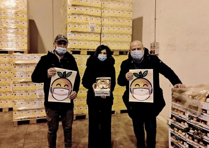 Assessore De Rose e il Presidente del Banco Alimentare Gianni Romeo ricevono le clementine dall'imprenditore Morrone