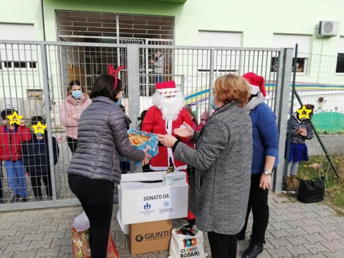 Babbo Natale di Comunità nelle Scuola Primaria di Badolato_consegna doni