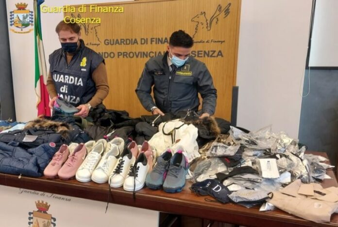 Gdf Cosenza sequestro abbigliamento