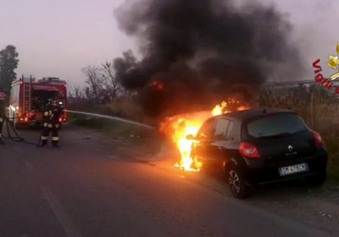 Incendio autovettura SS 106 Crotone
