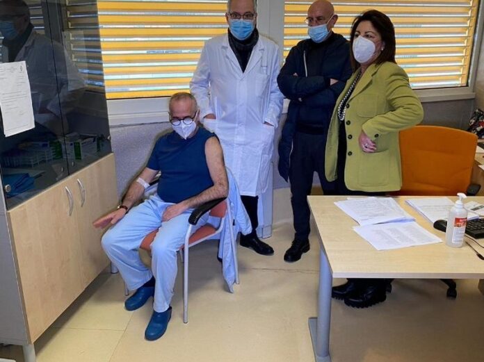 V Day primo vaccinato calabrese l’infermiere Francesco Cristiano