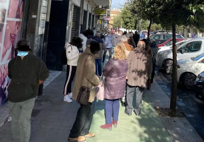 assembramenti davanti uffici postali