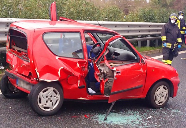 auto scontro ambulanza cosenza