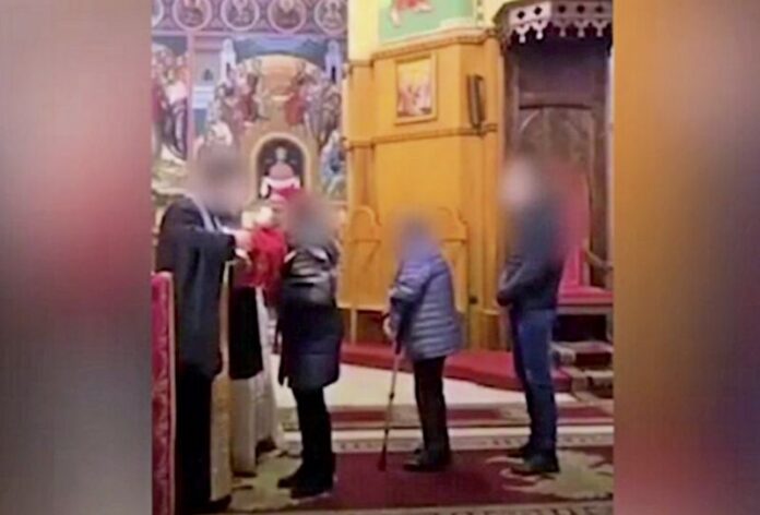 fedeli sacerdote messa lungro