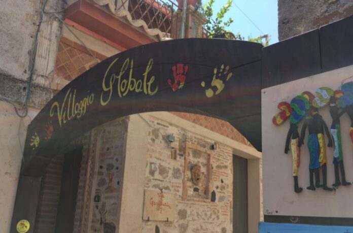 negozio bruciato Riace