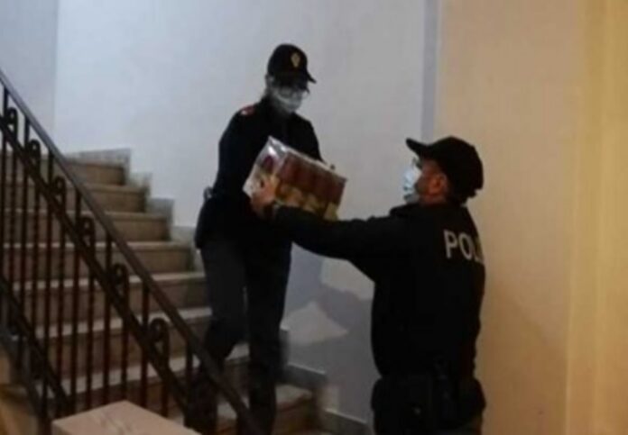 polizia dona generi alimentari poveri