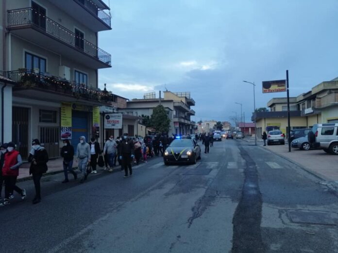 sbarcano 100 migranti a Locri