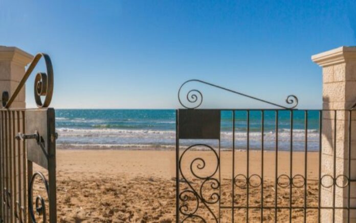 ville abusive spiaggia caminia
