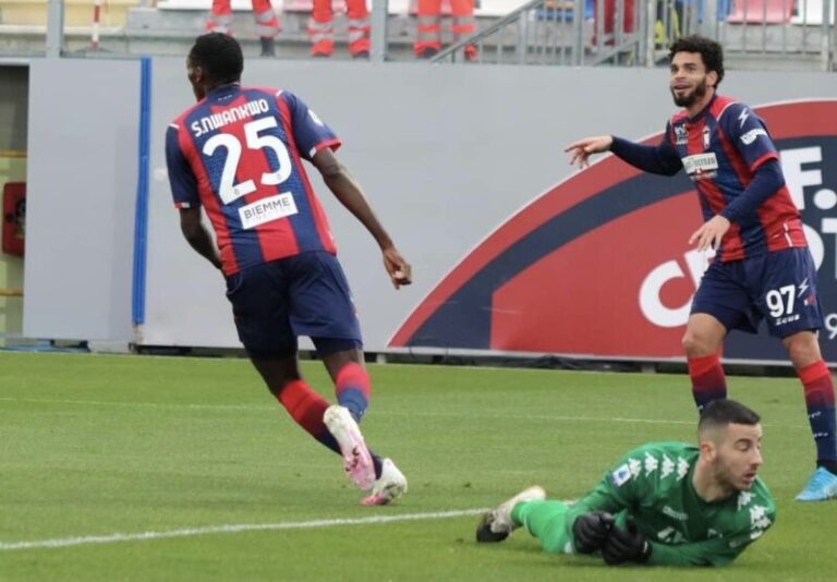 Il Crotone rialza la testa: poker al Benevento