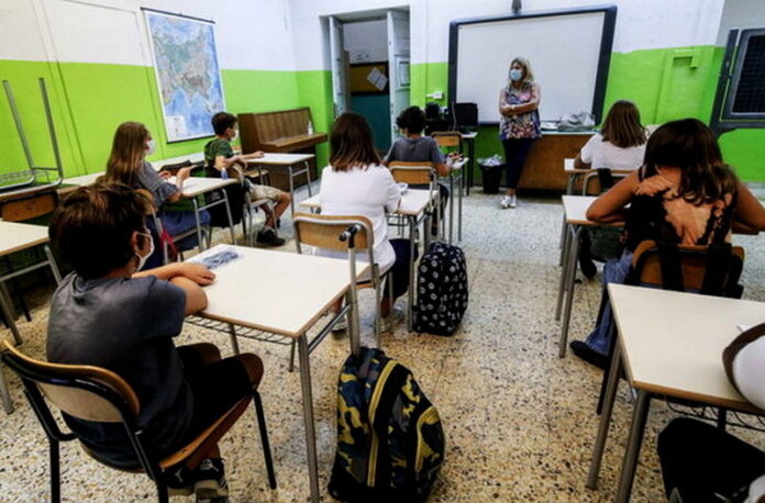 aula classe mascherine studenti