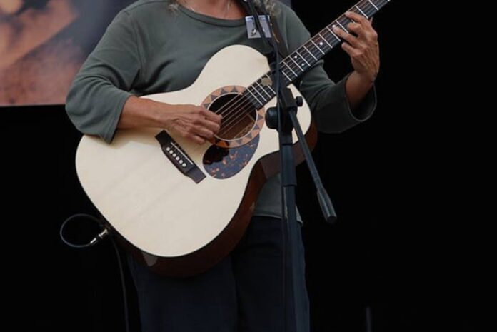 cantante folk inneggia la mafia