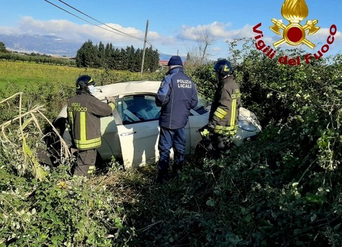 incidente lamezia auto ribaltata
