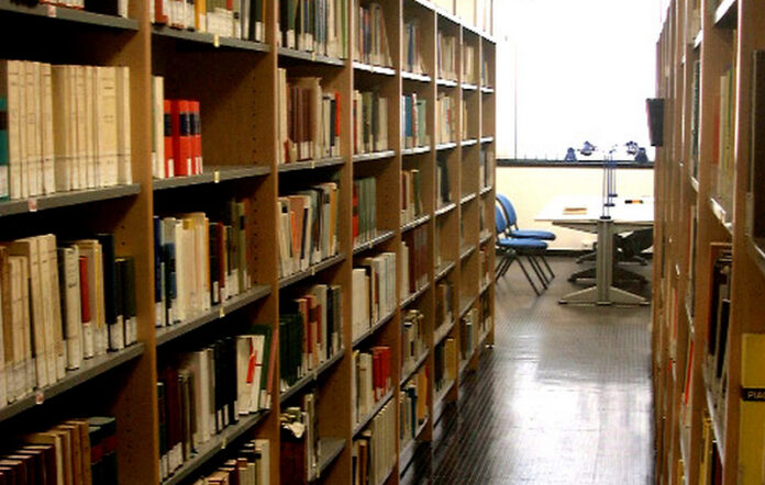 scaffali biblioteca unical
